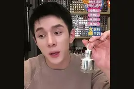 李佳琦珍藏的精华液瞬间火了，解决暗黄干燥肌，网友：效果没得说图片