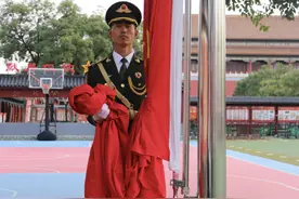 为把国旗升好，他每天挥臂1300次！图片