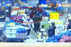 凌晨开门做生意 一言不合就“激战”什么仇什么怨？图片