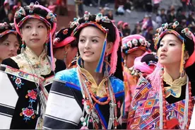 盘发插笄，盛装待发——属于丹巴女子的独特成人礼图片