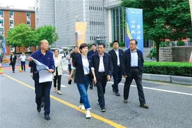 西安翻译学院董事长丁晶带队全面检查校园提升改造工程图片