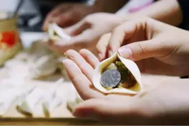 过年吃的饺子里为什么要包钱？图片