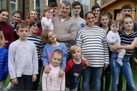 英国夫妻31年生下22个娃，现已有6个孙辈，晚年的快乐无法想象图片