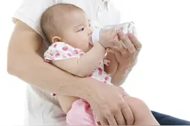 0-3个月婴儿护理时，请避开误区，新手父母要收藏图片