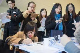 “洋学历”不香了，父母花100万送孩子留学，回国找不到工作？图片