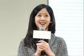 奶茶妹妹怎么想的？穿直筒毛衣就算了，还配窄腿裤，没藏住曲线腿图片