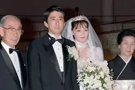 安倍晋三的老婆是豪门千金，追男星搞派对嗜酒如命，不生娃还受宠图片