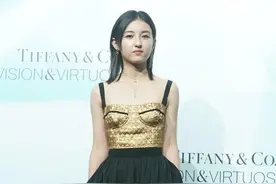 张子枫不是小女孩了，“破壳肌”白皙滑嫩，一身黑金色有成熟气质图片
