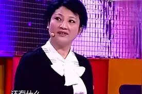 男子对初恋念念不忘，时隔30年上台告白，没想到初恋回话太打脸图片