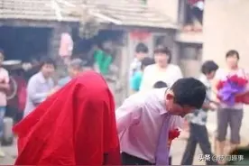 丈夫去世后我再嫁，前公婆给我8万，3年后我去探望，敲开门我懵了图片