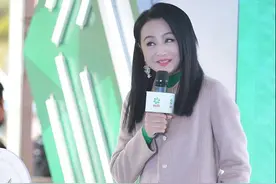 曹颖穿大衣还不忘秀美腿，迷你裙配长靴显腿长，身材和出道时没差图片