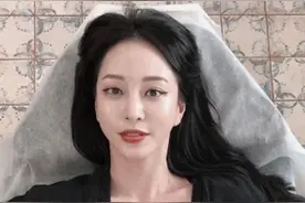 韩艺瑟胸口纹纹身晒照 好身材若隐若现图片
