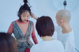 民谣歌手陈粒，她的彩色系搭配充满灵气图片