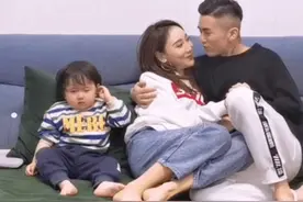 夫妇当着娃的面卿卿我我火了，娃几近崩溃：我是垃圾桶里捡来的？图片