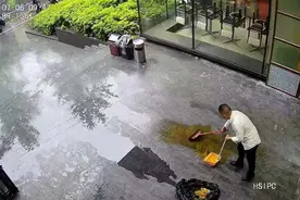 上海一男子在网红餐厅门口抛洒粪便！竟然只是因为排队发生了口角图片