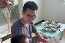 威威首次拍视频大笑，田静穿旗袍很亮眼，重新选择的人生很幸福图片