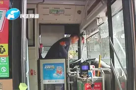 公交车驾驶室能否加装防护挡板？郑州公交正式回应来了视频封面
