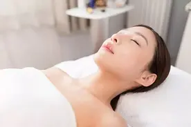 晚上睡觉，你会用哪种姿势？最健康的其实是最后一种图片