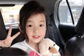 有种长大叫小泡芙，年仅7岁已经初显女神范，高挑身材惹人羡慕图片