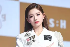 00后小美女王怡人穿高跟长靴热舞，烈焰红唇太迷人了图片