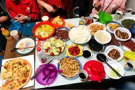 在家举办生日派对，孩子开心家长也轻松，准备一桌美食随意吃喝图片