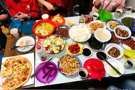 在家举办生日派对，孩子开心家长也轻松，准备一桌美食随意吃喝图片