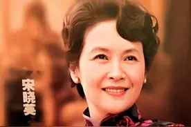 66岁宋晓英老年真会穿，旗袍+披肩、西装+半裙，妈妈们照穿贵气图片