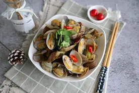 秋天多吃蛤蜊，又肥又鲜美，简单炒一炒，太过瘾了图片