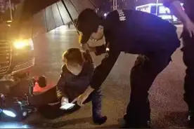 民警冒雨救助受伤女子，警灯常亮守护一方平安图片