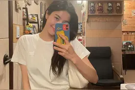女明星pose大全！虞书欣赵露思堪称甜妹模板，是出书秒没的程度吧图片