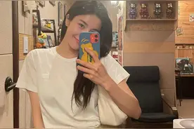 女明星pose大全！虞书欣赵露思堪称甜妹模板，是出书秒没的程度吧图片