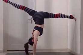 美女这样的瑜伽难度，你给打几分？图片