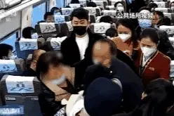 高铁上婴儿被食物卡喉 4名大学生上演教科书式施救图片