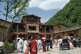 藏在秦岭里的古朴山寨，有西北唯一峡谷乐园，距西安仅50公里图片