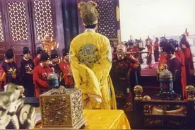 徐达酒醒后发现自己躺在龙床上，他的第一反应，让朱元璋放心了图片