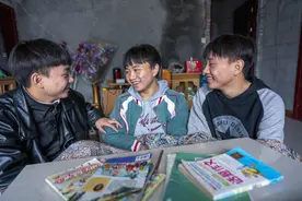 出生妈妈就去世的鄂西三胞胎，16年后他们从大山里一同去了杭州…图片