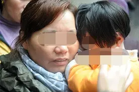 父母离异，姐姐跟爸爸，妹妹跟妈妈，15年后，姐妹俩的差距太明显图片