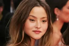 她是全球最矮超模，长相怪异走进时尚圈，被香奈儿老佛爷捧在手心图片