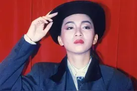 8位巨星为梅艳芳扶灵，谢霆锋手捧遗像，成龙在现场失声痛哭图片