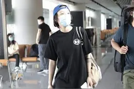 窦靖童的时尚你懂吗？穿吊裆裤配短靴个性又酷潮，一般人不敢模仿图片