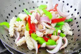 酒店大厨教你鱿鱼怎么炒，详解鱿鱼的清洗技巧，鲜嫩爽滑无腥味图片
