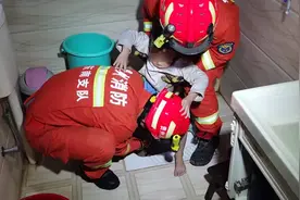 剑河一男孩脚踝被卡进厕所蹲便器洞口……图片
