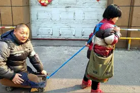 17岁失去双腿，与1米2女友私奔流浪6年，成为了他此生最大的财富图片