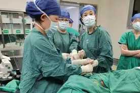 皮球大小卵巢巨大囊肿成为“不定时炸弹”! 协和医院为14周孕妇微创拆除15公分盆腔“炸弹”图片