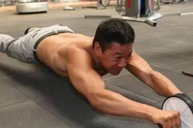 63岁年龄36岁体魄：张丰毅的腱子肉不输小年轻，健腹轮才是抗衰老图片