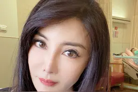 台湾女神级艺人发表爱国言论，遭路人围殴暴打，警卫一旁看热闹图片