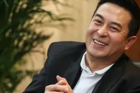 48岁张嘉译乘飞机被偶遇，网友：本人跟照片差距也太大了图片