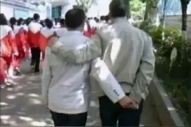 学生抓拍老师的“尴尬时刻”，个个角度刁钻，老师：没脸见人图片