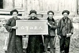 1934年重庆老农救下小红军，49年后，“小红军”成少将回来报恩图片