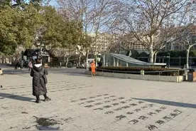西湖边唱歌有“新规”，大伯大妈真“闭麦”了？现场这幕让人尴尬图片